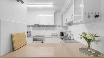 Een koelkast, een microgolfoven, een oven, een kookplaat