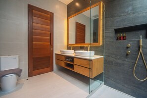 Een douche, een haardroger, handdoeken, toiletpapier