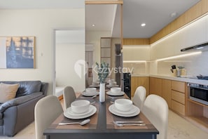 Apartment, 2 Bedrooms, City View | Dining room