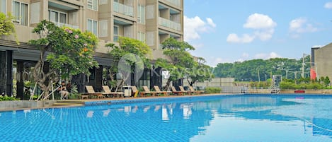 Una piscina al aire libre