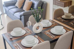 Apartment, 2 Bedrooms, City View | Dining room