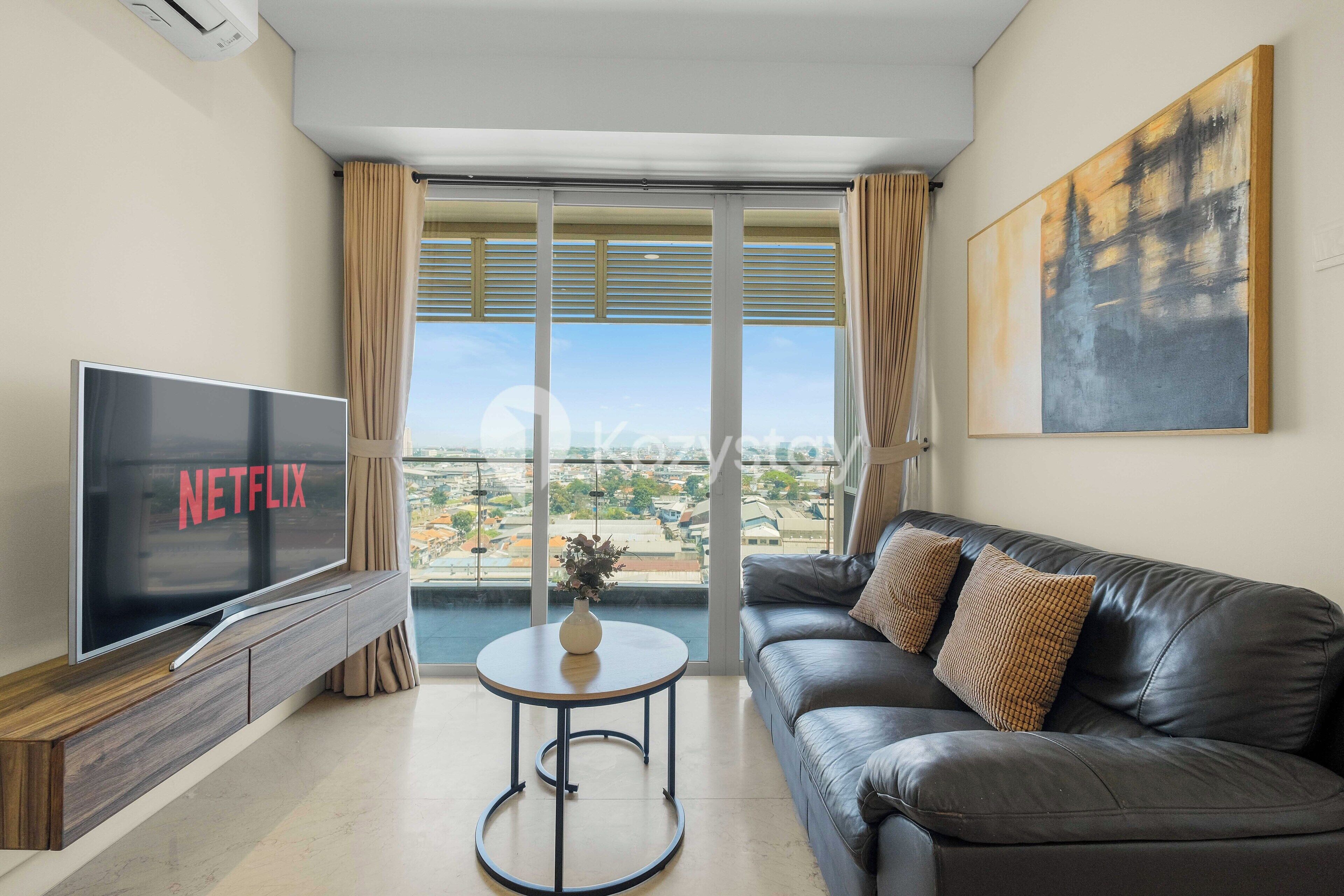 Apartamento, 2 habitaciones, vistas a la ciudad | Zona de estar | Smart TV de 50 pulgadas con canales por cable, Netflix