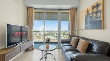 Apartamento, 2 habitaciones, vistas a la ciudad | Zona de estar | Smart TV de 50 pulgadas con canales por cable, Netflix