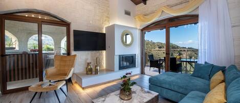 Een televisie, een open haard en een stereo