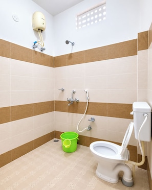 Shower, rainfall showerhead, slippers, towels - Hotel Somnath Rest House (Puri)