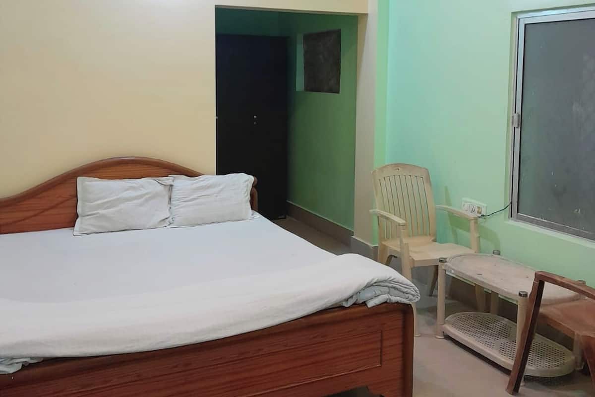 Standard Double Room | Hypo-allergenic bedding, desk, soundproofing, free WiFi