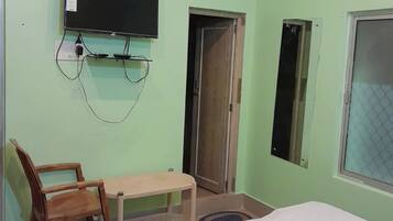 Quarto casal standard | Roupas de cama antialérgicas, escrivaninha, quartos à prova de som