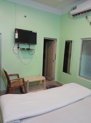 Standard Double Room | Hypo-allergenic bedding, desk, soundproofing, free WiFi