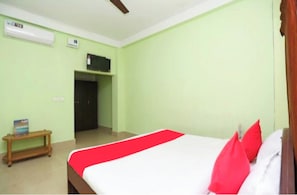 Deluxe Double Room, Air conditioning | Hypo-allergenic bedding, desk, soundproofing, free WiFi