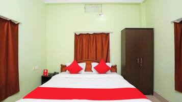 Habitació doble estàndard, diversos llits | Roba de llit hipoal·lergògena, escriptori i habitacions insonoritzades