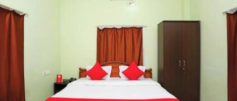 Standard Double Room, Multiple Beds | Hypo-allergenic bedding, desk, soundproofing, free WiFi