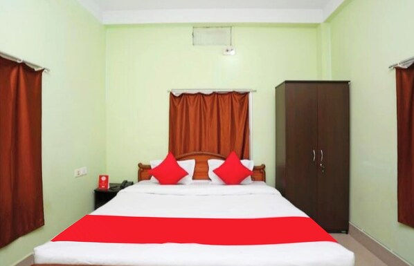 Standard Double Room, Multiple Beds | Hypo-allergenic bedding, desk, soundproofing, free WiFi