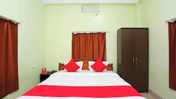 Habitació doble estàndard, diversos llits | Roba de llit hipoal·lergògena, escriptori i habitacions insonoritzades