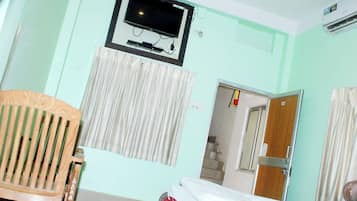 Standard Double Room | Hypo-allergenic bedding, desk, soundproofing, free WiFi