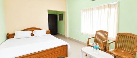 Deluxe Double Room, Air conditioning | Hypo-allergenic bedding available, desk, soundproofing, WiFi (free)