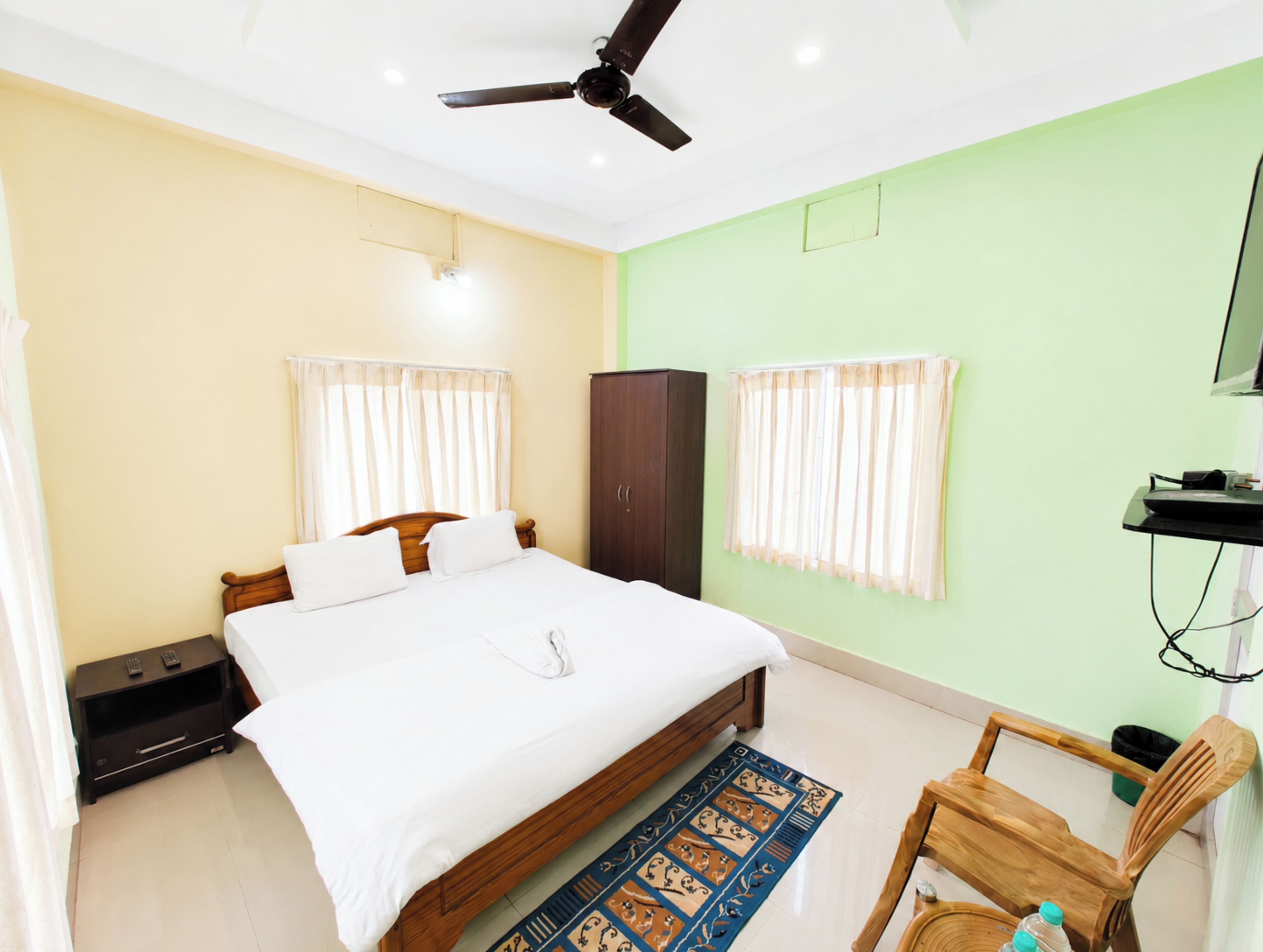 Hypo-allergenic bedding, desk, soundproofing, free WiFi