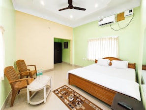 Deluxe Double Room, Air conditioning | Hypo-allergenic bedding, desk, soundproofing, free WiFi - Hotel Somnath Rest House (Puri)