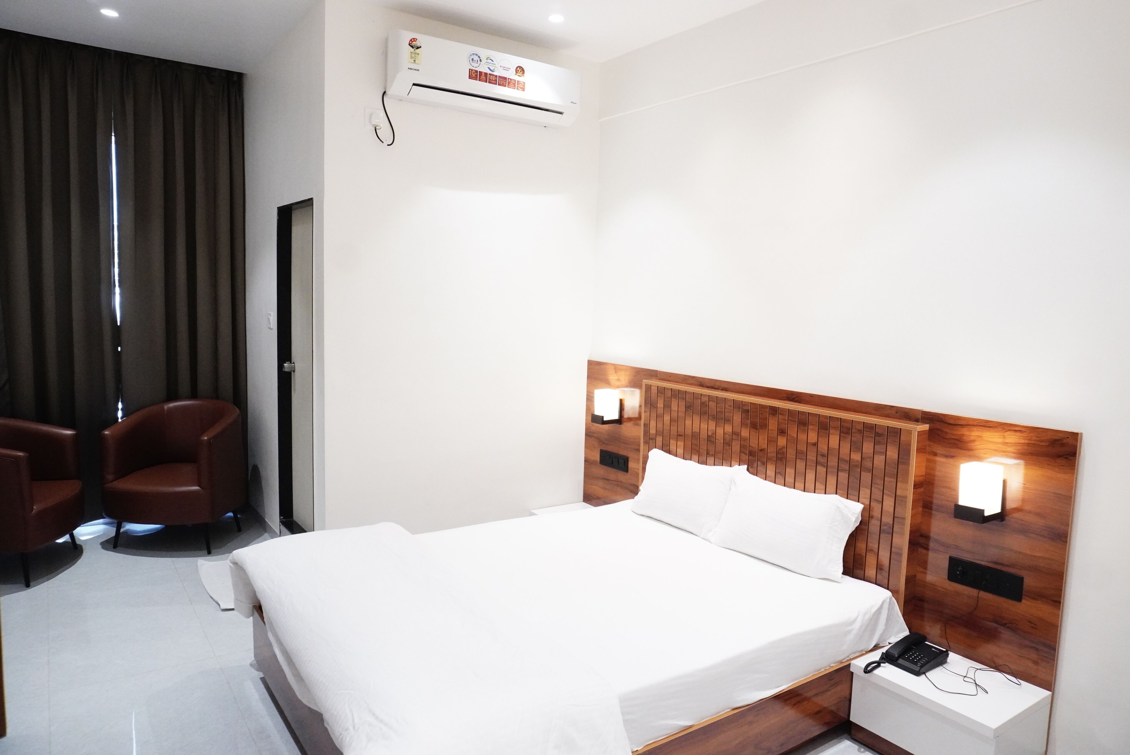 Deluxe Room, Balcony | Peralatan tempat tidur premium, ruang kerja komputer riba 
