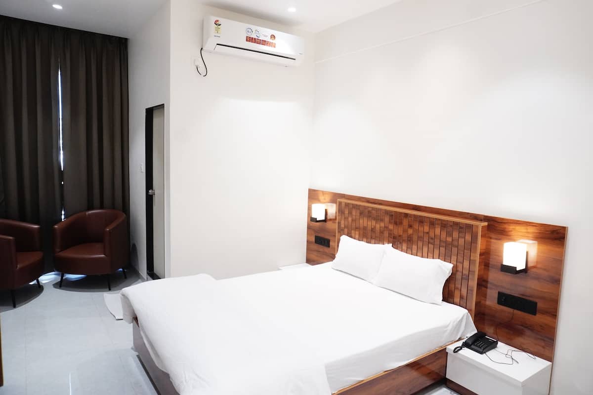 Deluxe Room, Balcony | Peralatan tempat tidur premium, ruang kerja komputer riba