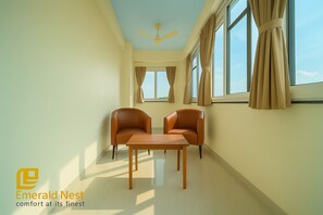 Sviitti, parveke | Oleskelualue | 32–tuumainen äly-TV, jossa digitaalikanavat