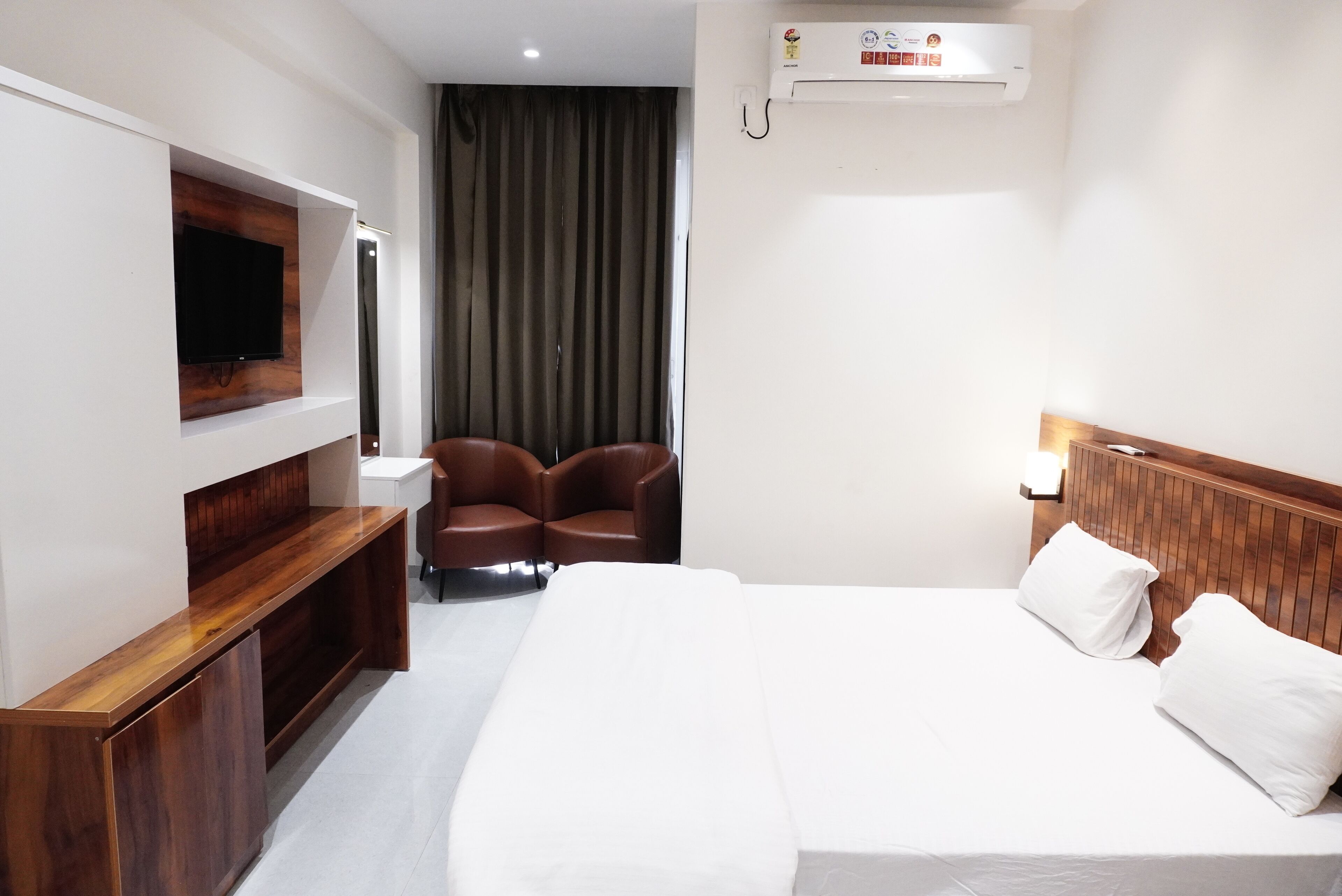 Premium bedding, laptop workspace, free WiFi, bed sheets