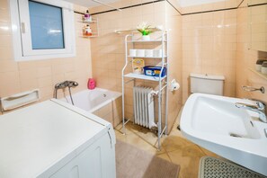 Haartrockner, Handtücher, Seife, Toilettenpapier