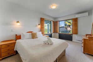 5 bedrooms, iron/ironing board, travel cot, WiFi - Ultimate Lakefront Getaway, Taupo (Waitahanui)