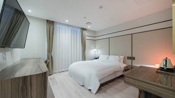 Standaard tweepersoonskamer | Een bureau, een laptopwerkplek, gratis wifi