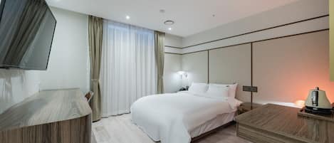 Kamar Double Standar | Meja kerja, ruang kerja ramah laptop, dan Wi-Fi gratis