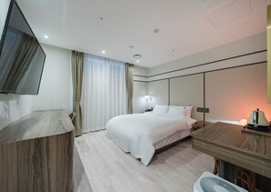 Standard Double Room | Desk, laptop workspace, free WiFi