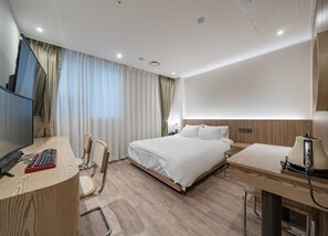 Standard Double Room | Desk, laptop workspace, free WiFi