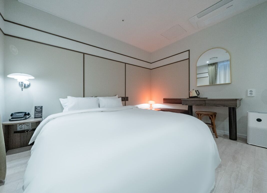 Quarto casal standard | Escrivaninha, espaço de trabalho para notebook, Wi-Fi de cortesia