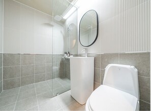 Standard Double Room | Bathroom | Hair dryer, towels, soap, shampoo