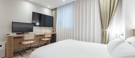 Doppia Standard | Una scrivania, postazione laptop, Wi-Fi gratuito