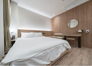 Standard Double Room | Desk, laptop workspace, free WiFi