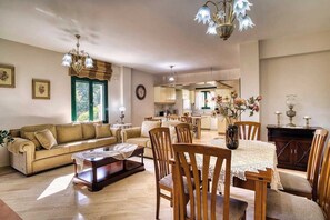 Interior - Marilizas Spacious Maisonette (Rethymno)