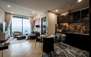 Grand Suite, 1 Bedroom, Club Lounge Access, City View | Tech
