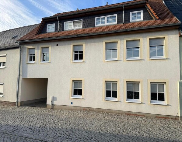 A two-story building with a flat roof and multiple windows. - Moderne Ferienwohnung in Elstra (Elstra)