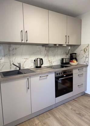 Kühlschrank, Mikrowelle, Ofen, Herdplatte