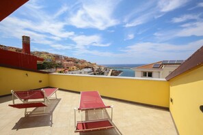 Property grounds - Vista mare, ampio terrazzo e aria condizionata (Castelsardo SS)