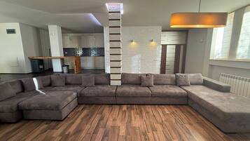 House, 4 Bedrooms, Fireplace | Living room
