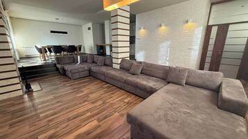House, 4 Bedrooms, Fireplace | Living area