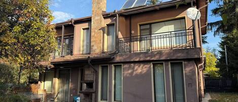 Hus - 4 sovrum - eldstad | Exteriör