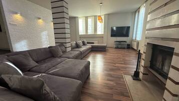 House, 4 Bedrooms, Fireplace | Living room