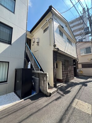Exterior - The facility is about an 8-minute walk from JR Takadanobaba Station. By R train, it is 5 minutes to Shinjuku Station, 11 minutes to Shibuya Station, and about 28 minutes to Tokyo Station. (新宿区)