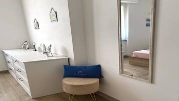 Bügeleisen/Bügelbrett, Internetzugang, Bettwäsche