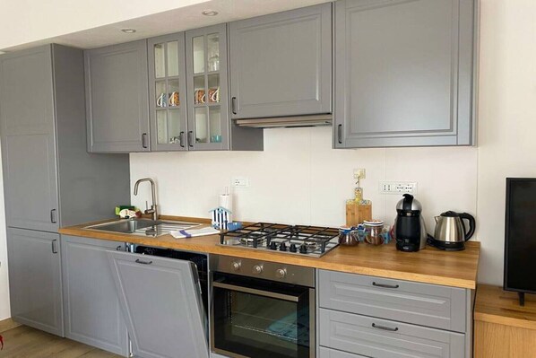 Kühlschrank, Ofen, Herdplatte, Geschirrspüler