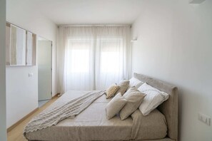 2 chambres, bureau, fer et planche à repasser, accès au Wi-Fi (inclus)