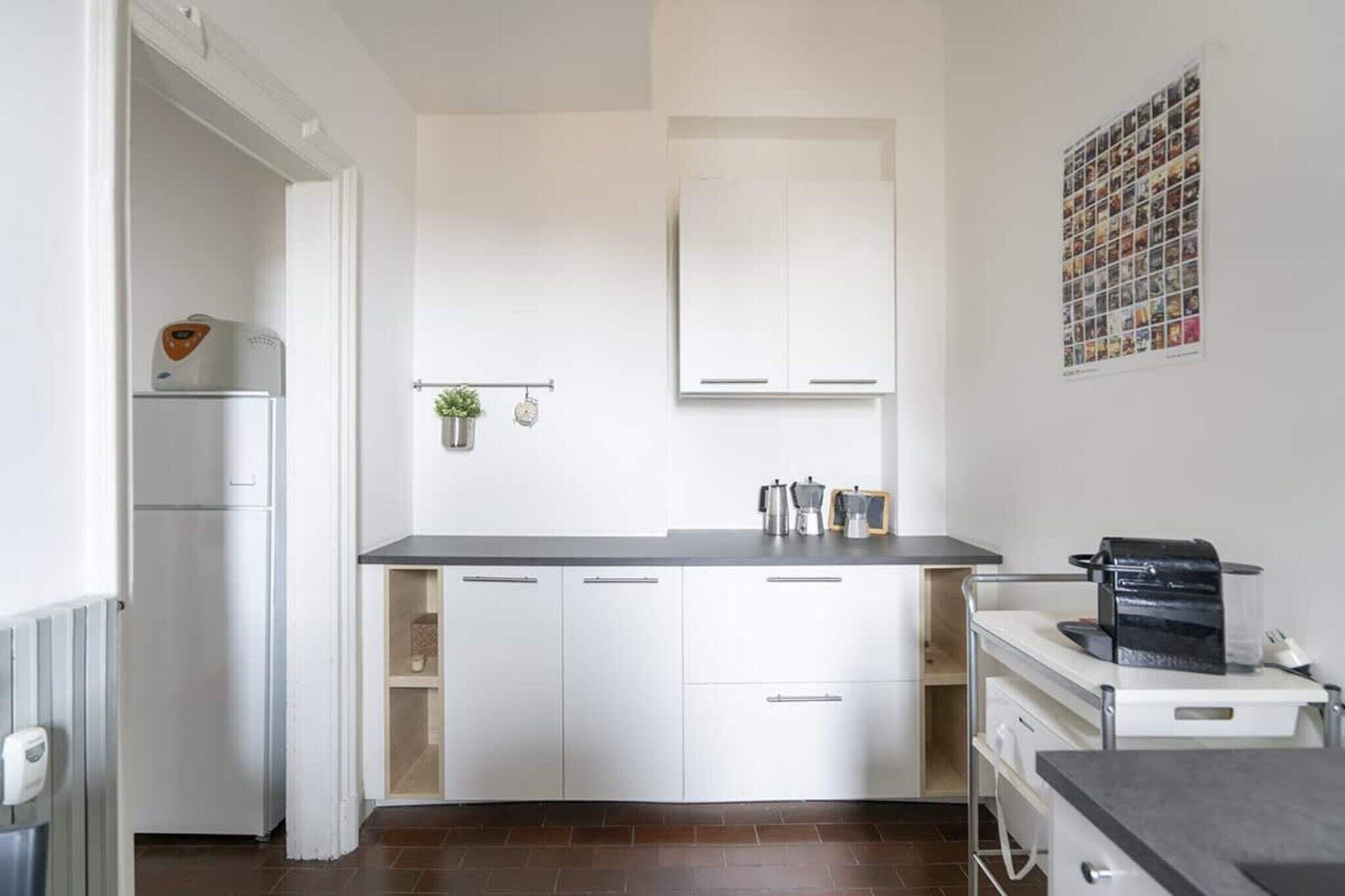 Een koelkast, een oven, een kookplaat, een vaatwasser