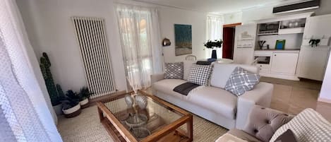 Smart TV, fireplace